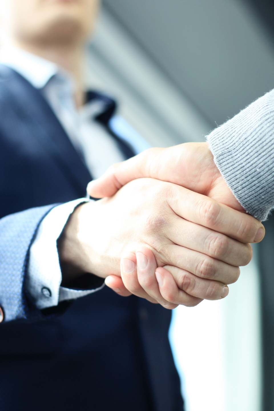 握手をする男性